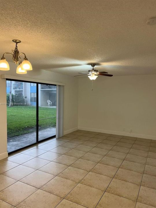 Recently Rented: $1,900 (2 beds, 2 baths, 904 Square Feet)