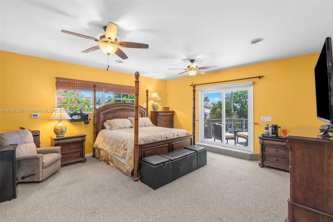 最近售出: $2,390,000 (5 贝兹, 4 浴室, 3582 平方英尺)