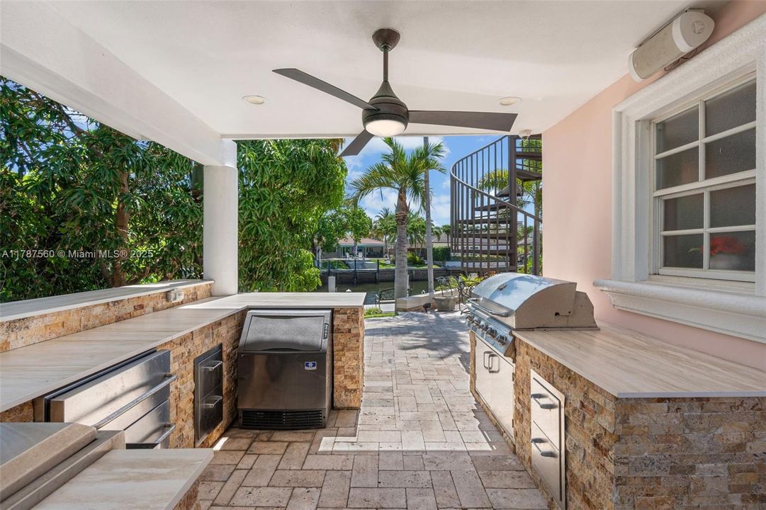 最近售出: $2,390,000 (5 贝兹, 4 浴室, 3582 平方英尺)