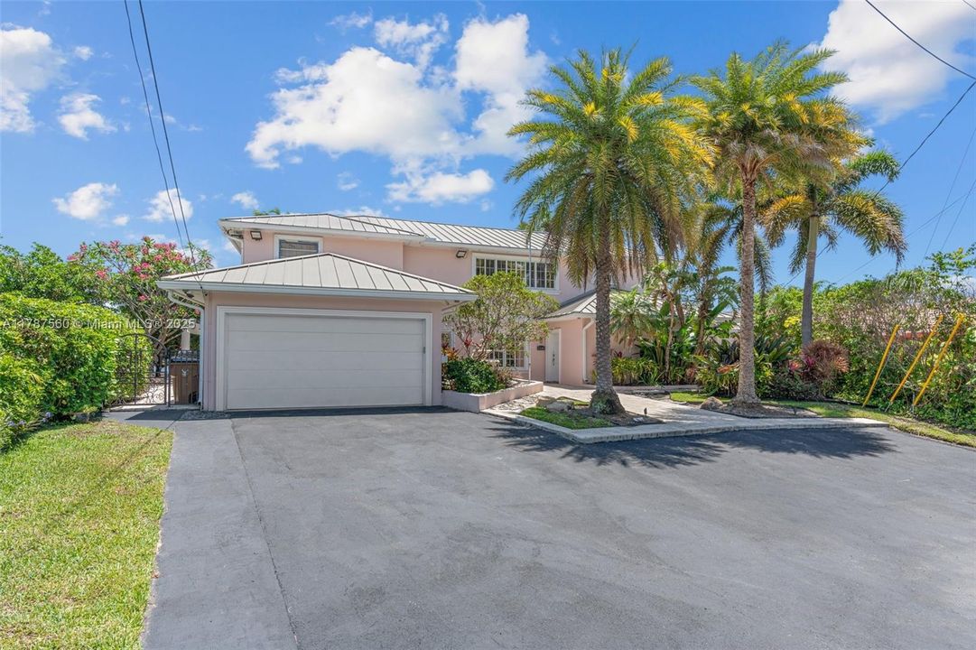 最近售出: $2,390,000 (5 贝兹, 4 浴室, 3582 平方英尺)