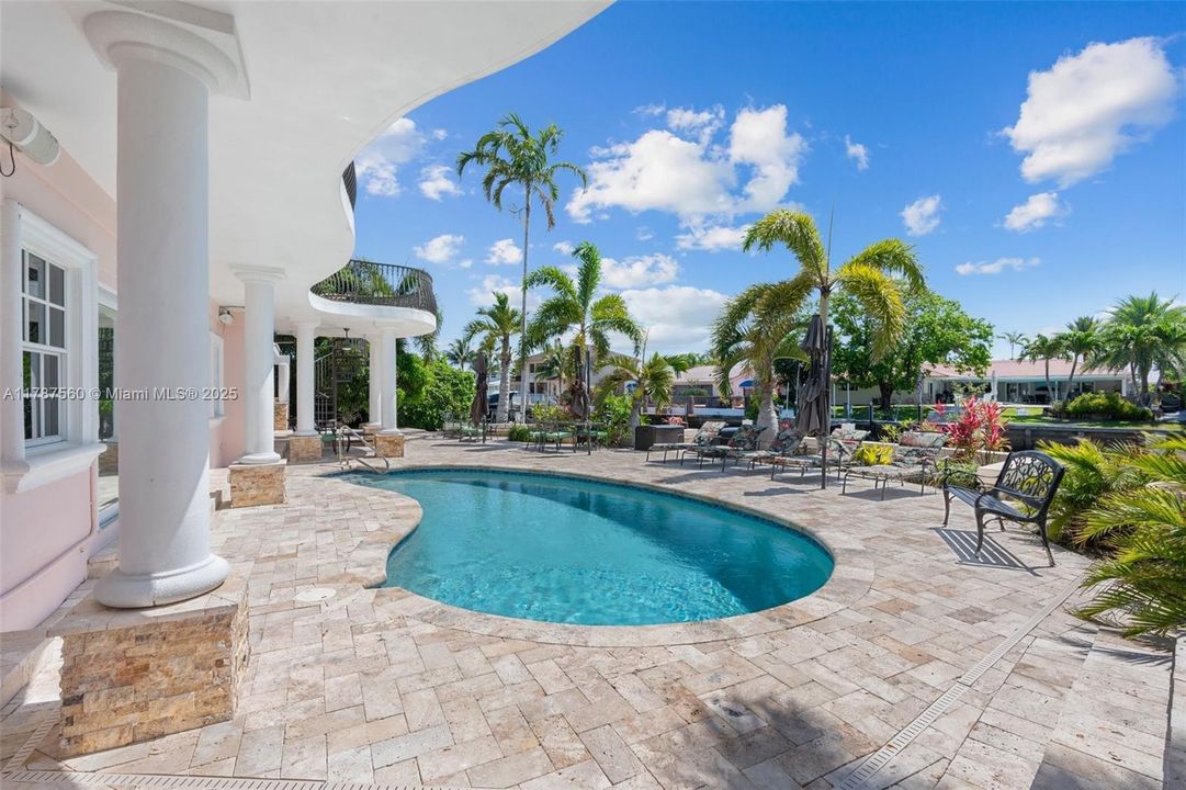 最近售出: $2,390,000 (5 贝兹, 4 浴室, 3582 平方英尺)