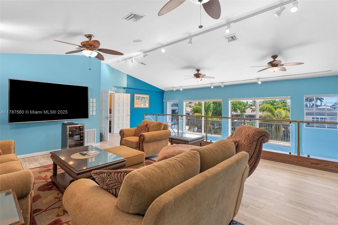 最近售出: $2,390,000 (5 贝兹, 4 浴室, 3582 平方英尺)