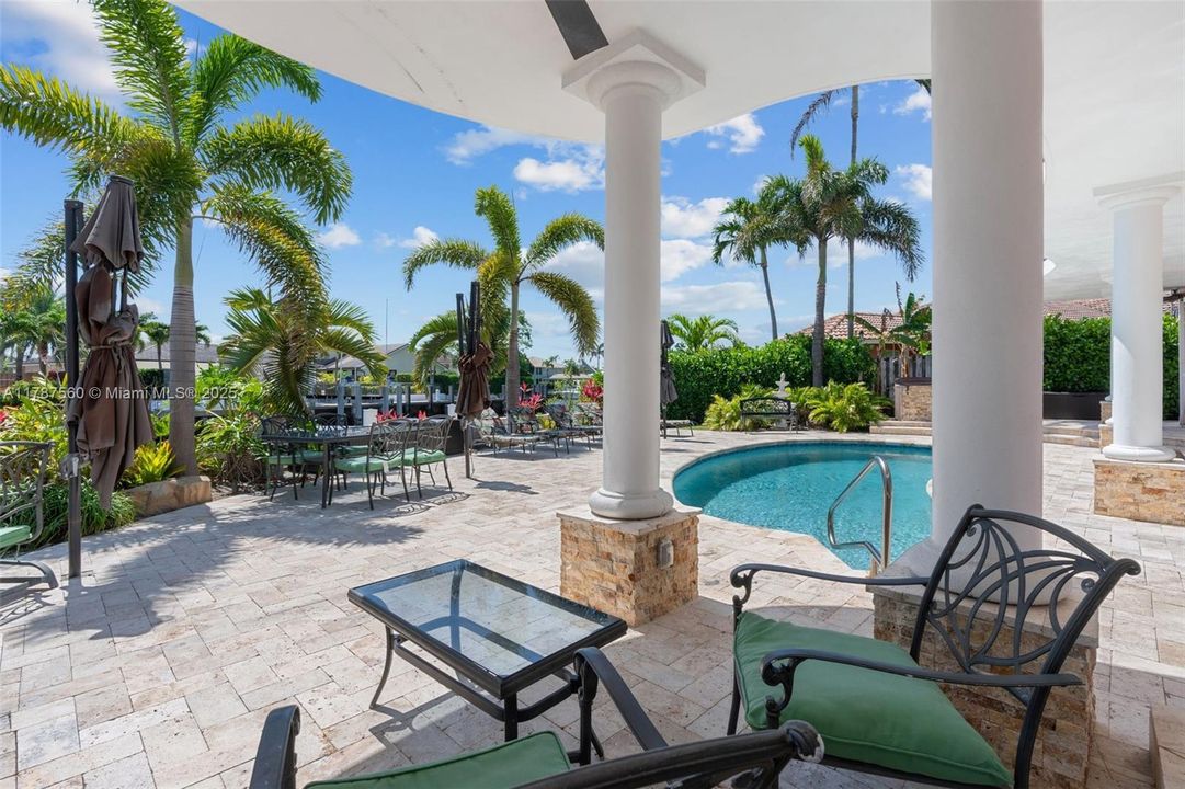 最近售出: $2,390,000 (5 贝兹, 4 浴室, 3582 平方英尺)