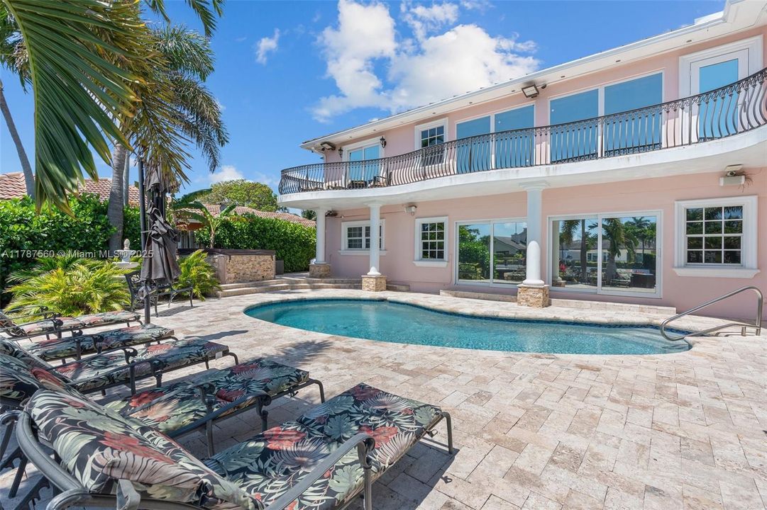 最近售出: $2,390,000 (5 贝兹, 4 浴室, 3582 平方英尺)