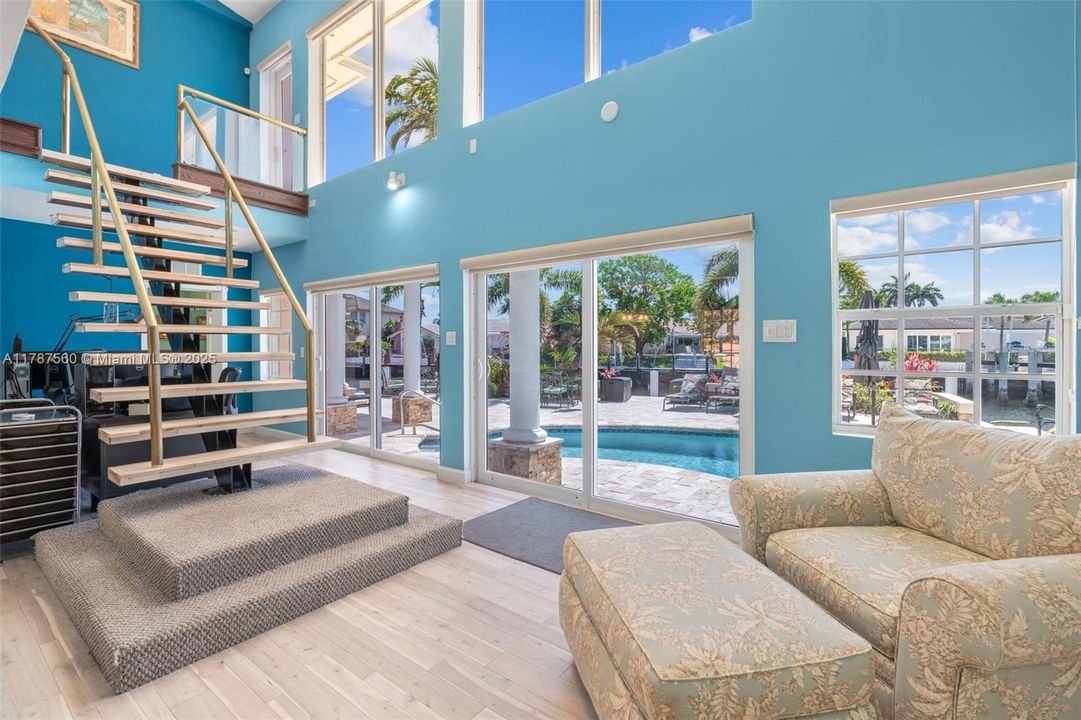 最近售出: $2,390,000 (5 贝兹, 4 浴室, 3582 平方英尺)