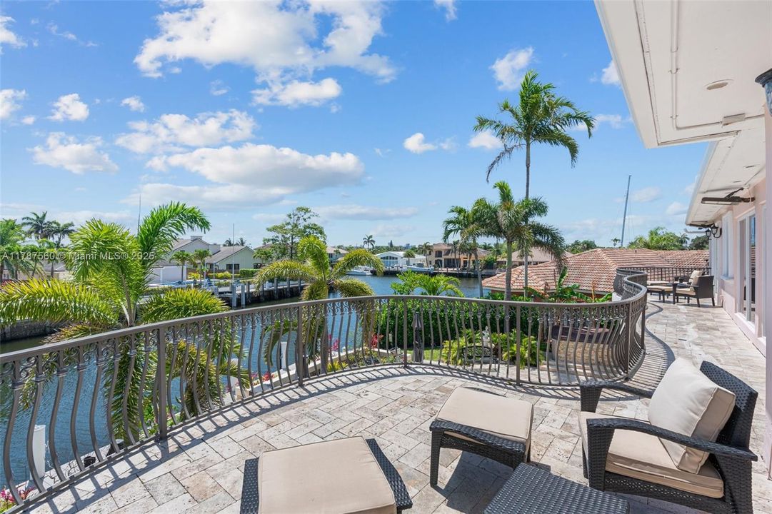 最近售出: $2,390,000 (5 贝兹, 4 浴室, 3582 平方英尺)