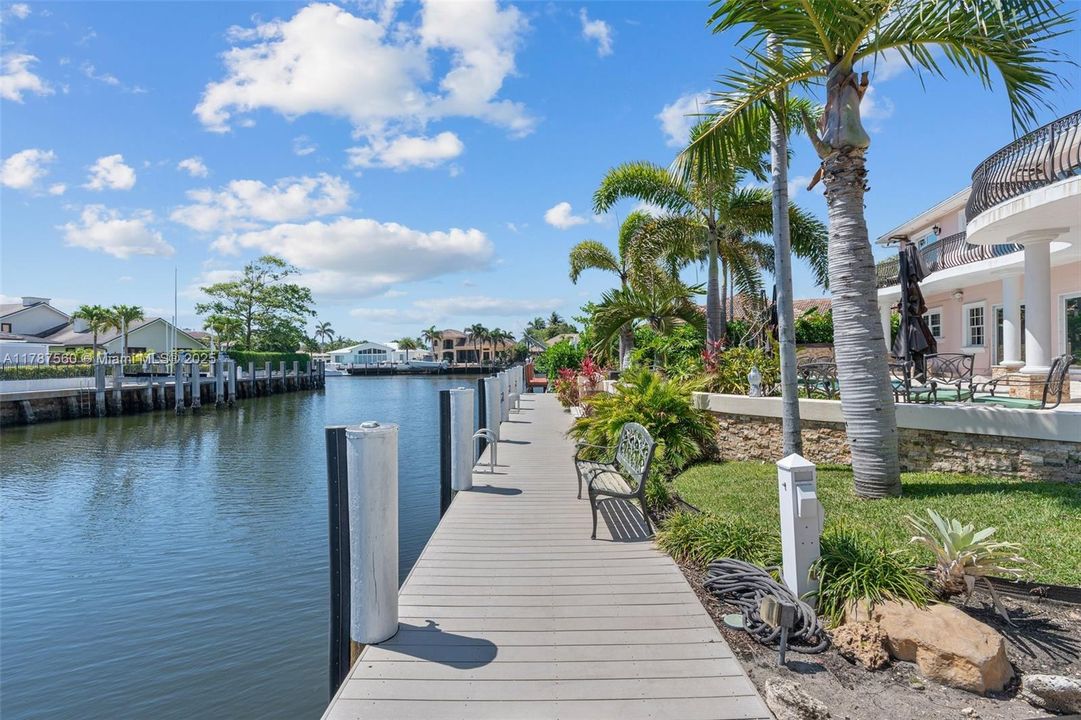 最近售出: $2,390,000 (5 贝兹, 4 浴室, 3582 平方英尺)