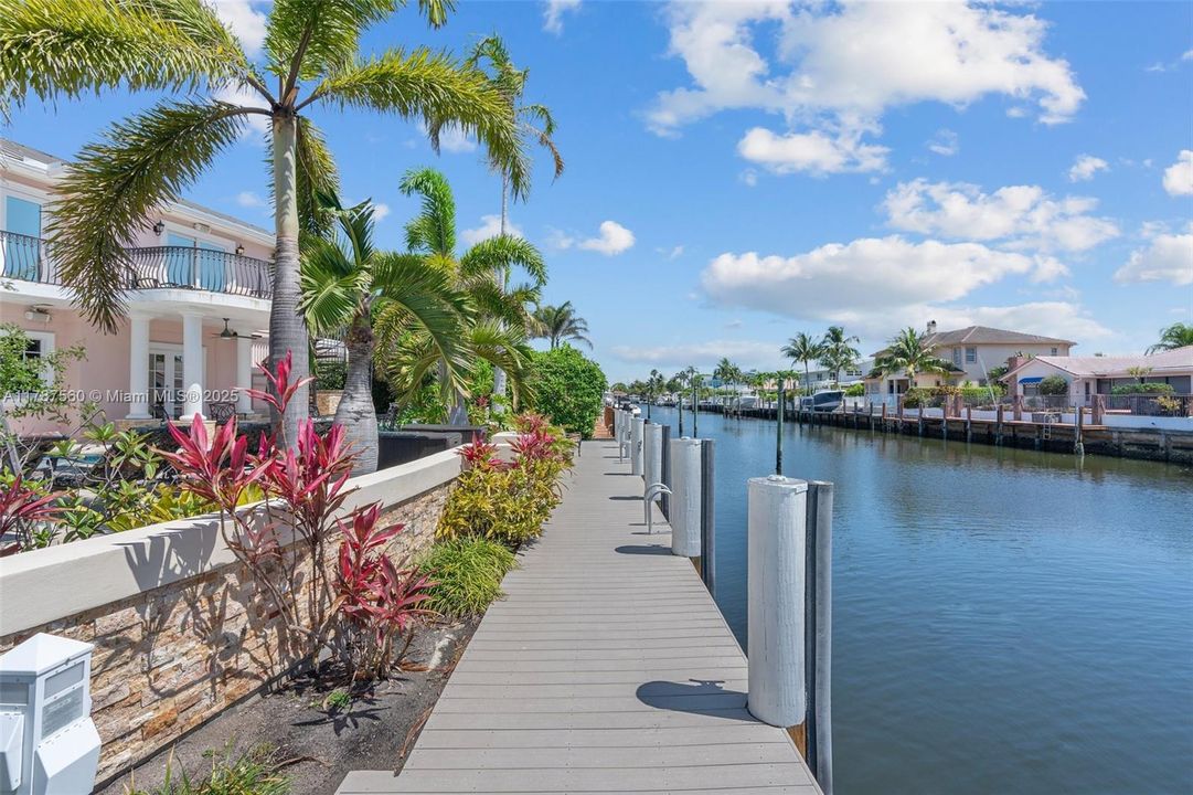 最近售出: $2,390,000 (5 贝兹, 4 浴室, 3582 平方英尺)