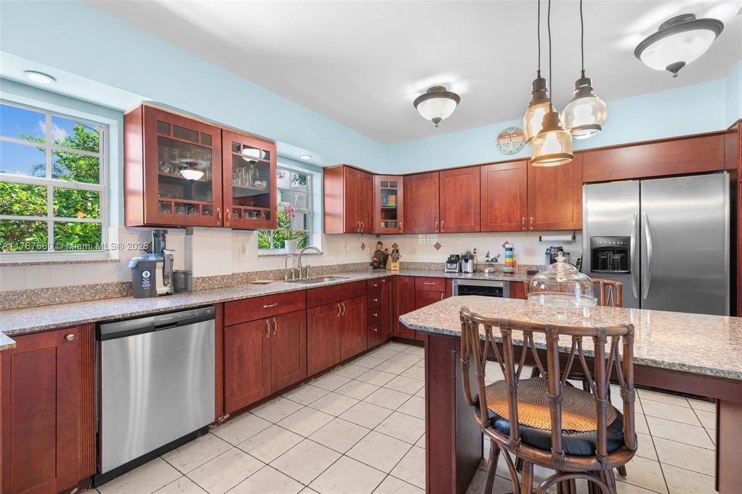 最近售出: $2,390,000 (5 贝兹, 4 浴室, 3582 平方英尺)