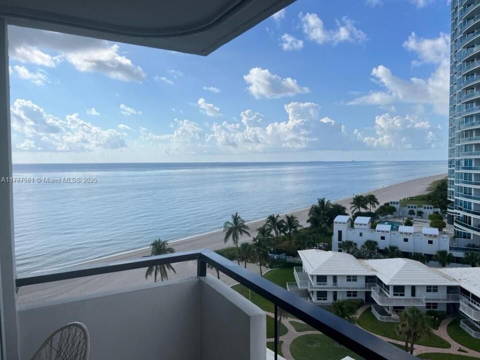 For Rent: $3,200 (2 beds, 2 baths, 1070 Square Feet)