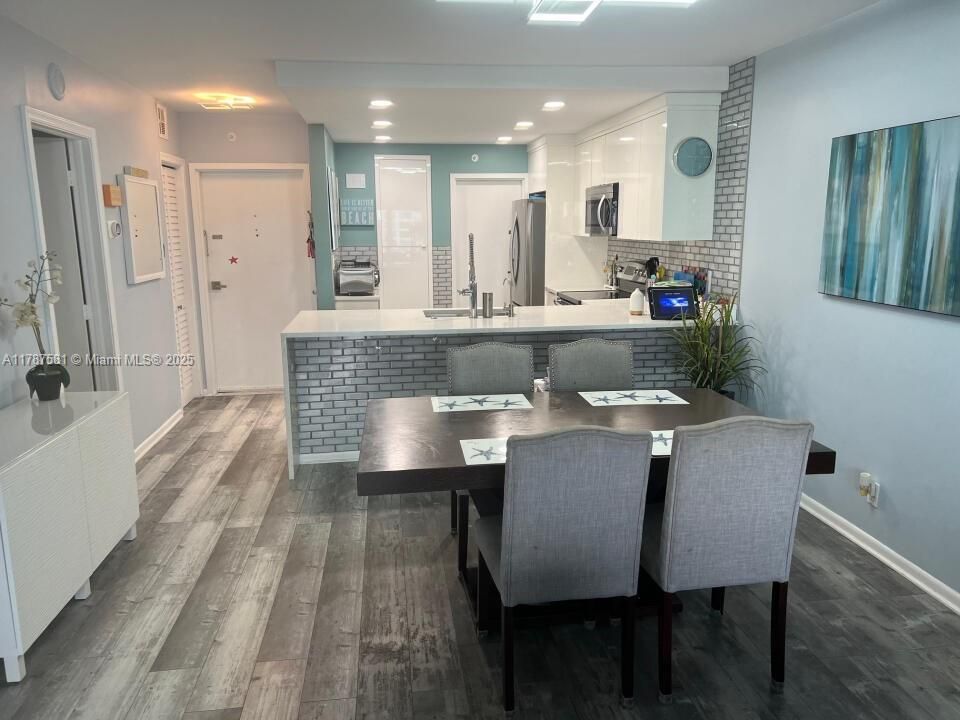 For Rent: $3,200 (2 beds, 2 baths, 1070 Square Feet)