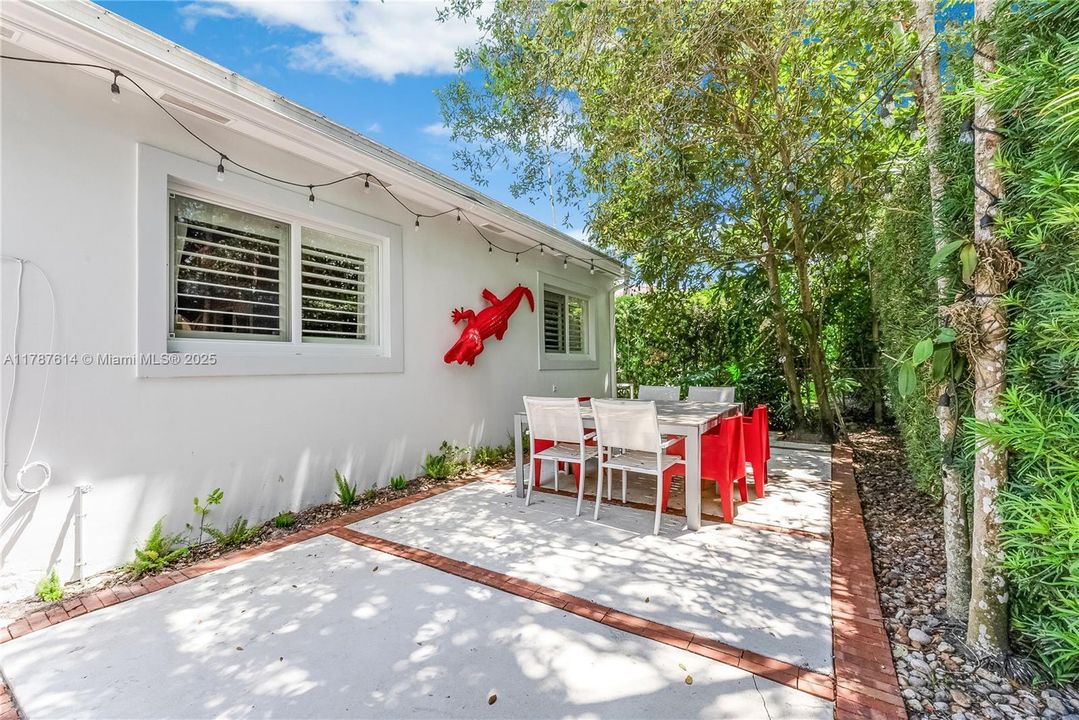 Vendido Recientemente: $2,750,000 (3 camas, 3 baños, 3093 Pies cuadrados)