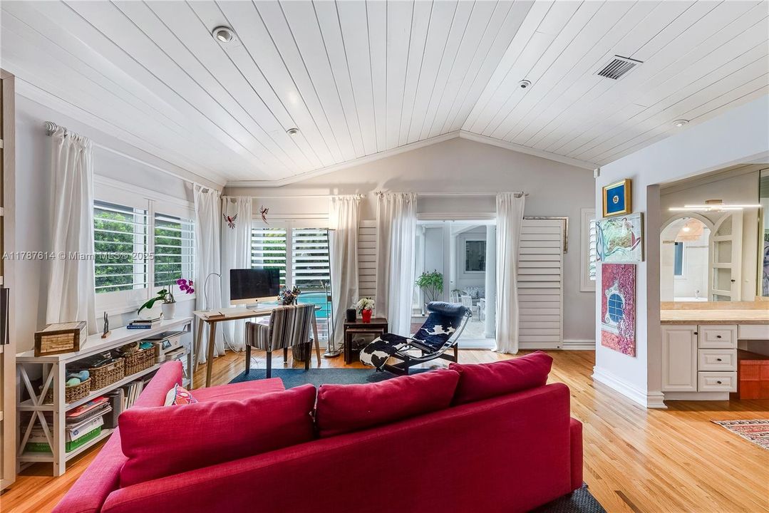 Vendido Recientemente: $2,750,000 (3 camas, 3 baños, 3093 Pies cuadrados)