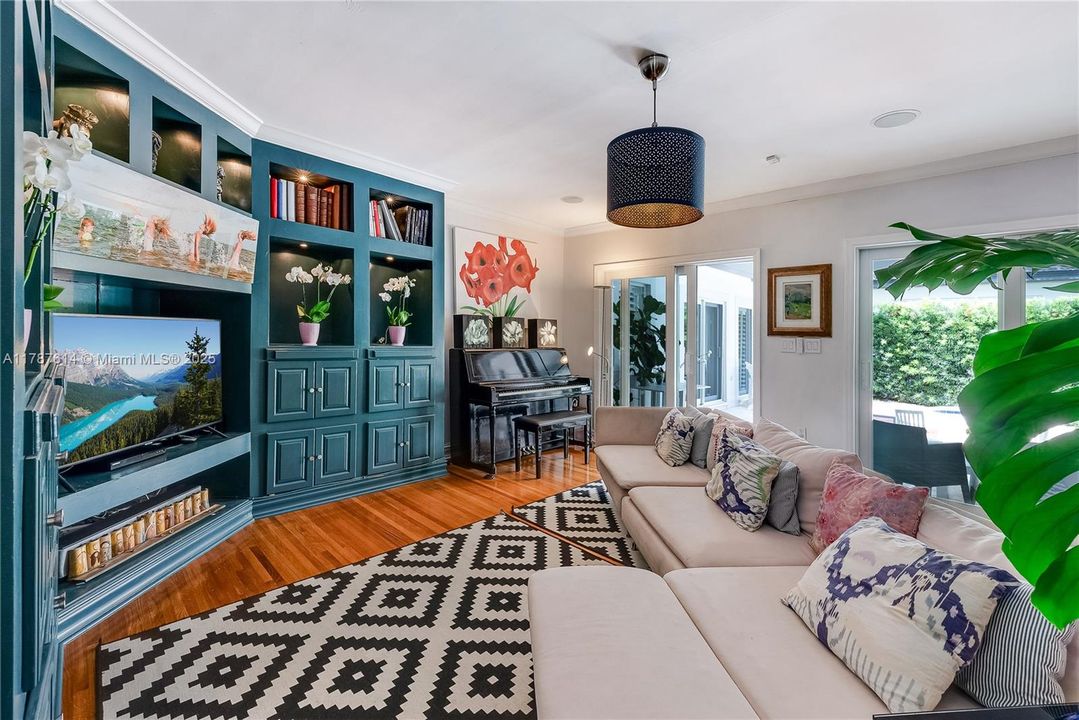 Vendido Recientemente: $2,750,000 (3 camas, 3 baños, 3093 Pies cuadrados)