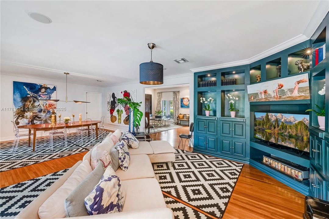 Vendido Recientemente: $2,750,000 (3 camas, 3 baños, 3093 Pies cuadrados)