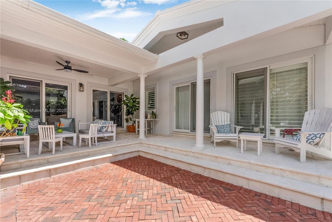 Vendido Recientemente: $2,750,000 (3 camas, 3 baños, 3093 Pies cuadrados)