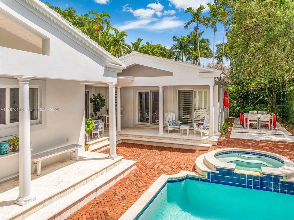 Vendido Recientemente: $2,750,000 (3 camas, 3 baños, 3093 Pies cuadrados)