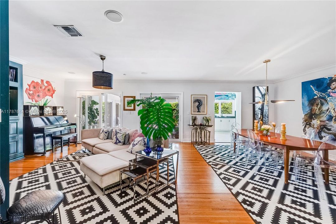 Vendido Recientemente: $2,750,000 (3 camas, 3 baños, 3093 Pies cuadrados)