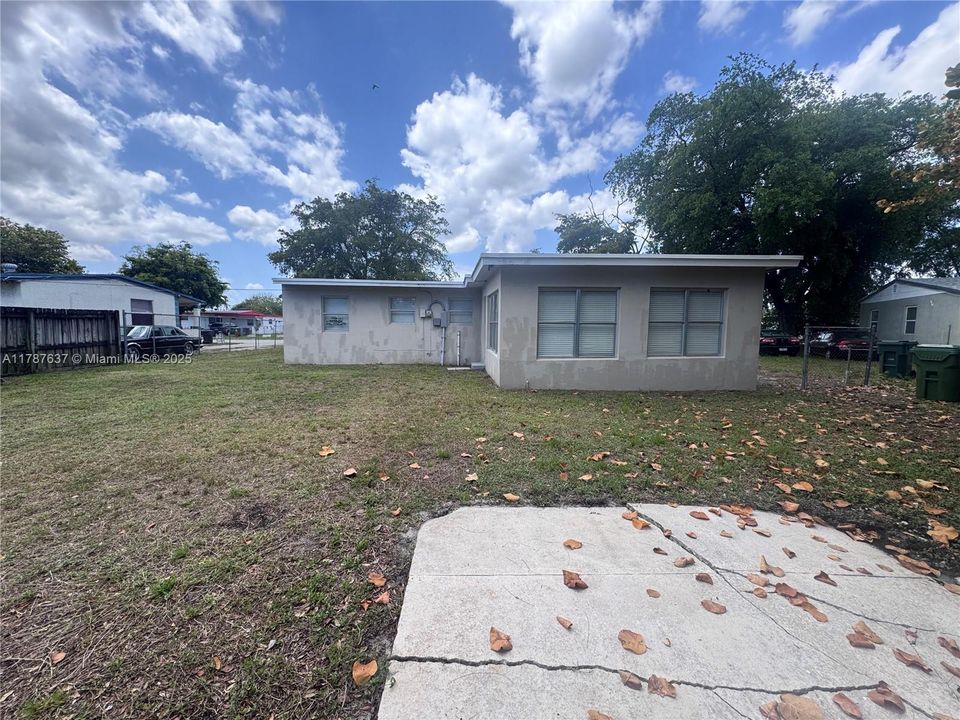 Recently Sold: $304,900 (2 beds, 1 baths, 1128 Square Feet)