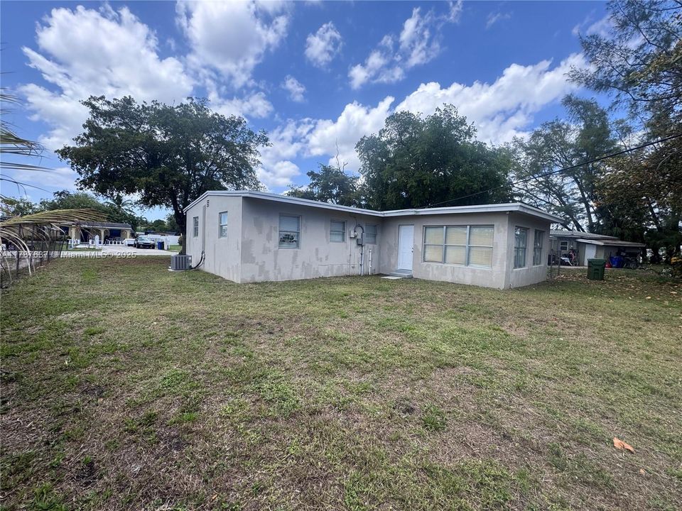 Recently Sold: $304,900 (2 beds, 1 baths, 1128 Square Feet)