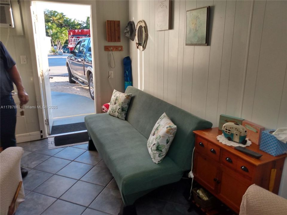 На продажу: $300,000 (2 спален, 1 ванн, 574 Квадратных фут)