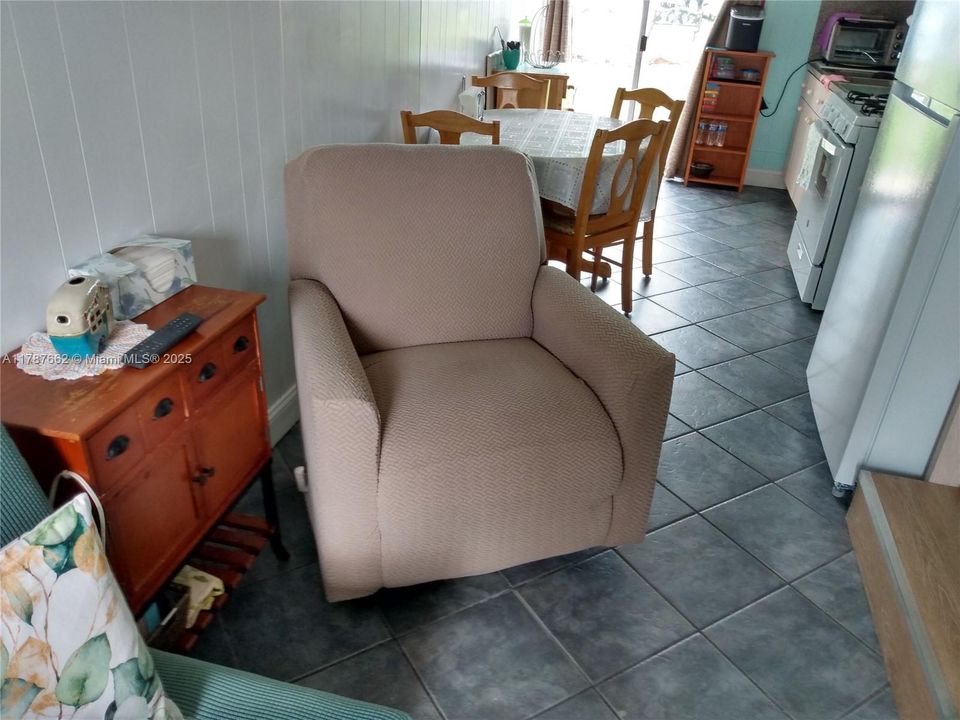 На продажу: $300,000 (2 спален, 1 ванн, 574 Квадратных фут)