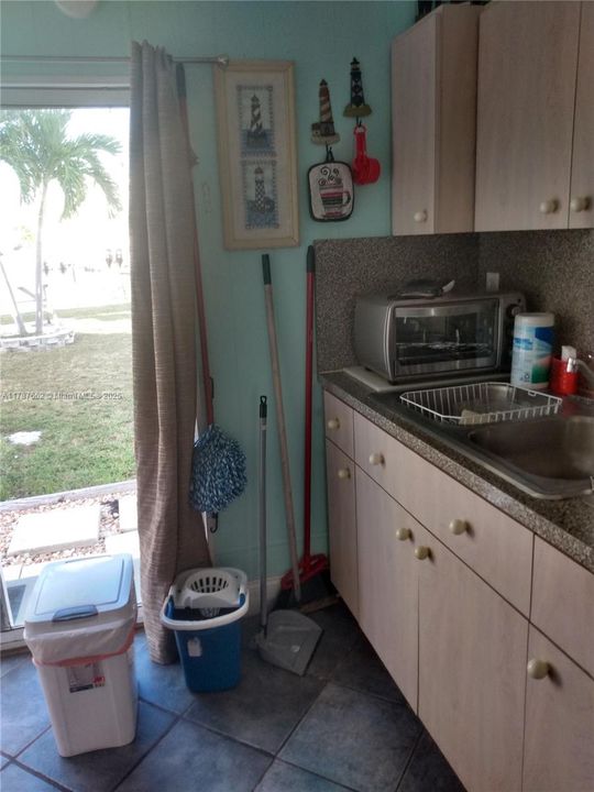 На продажу: $300,000 (2 спален, 1 ванн, 574 Квадратных фут)