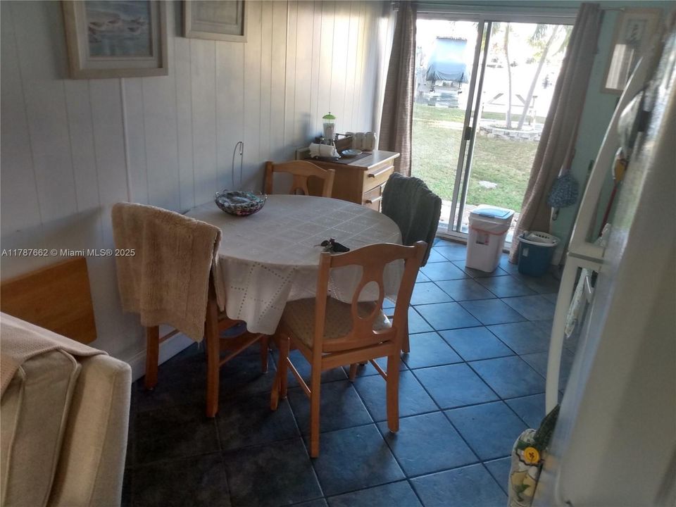 На продажу: $300,000 (2 спален, 1 ванн, 574 Квадратных фут)