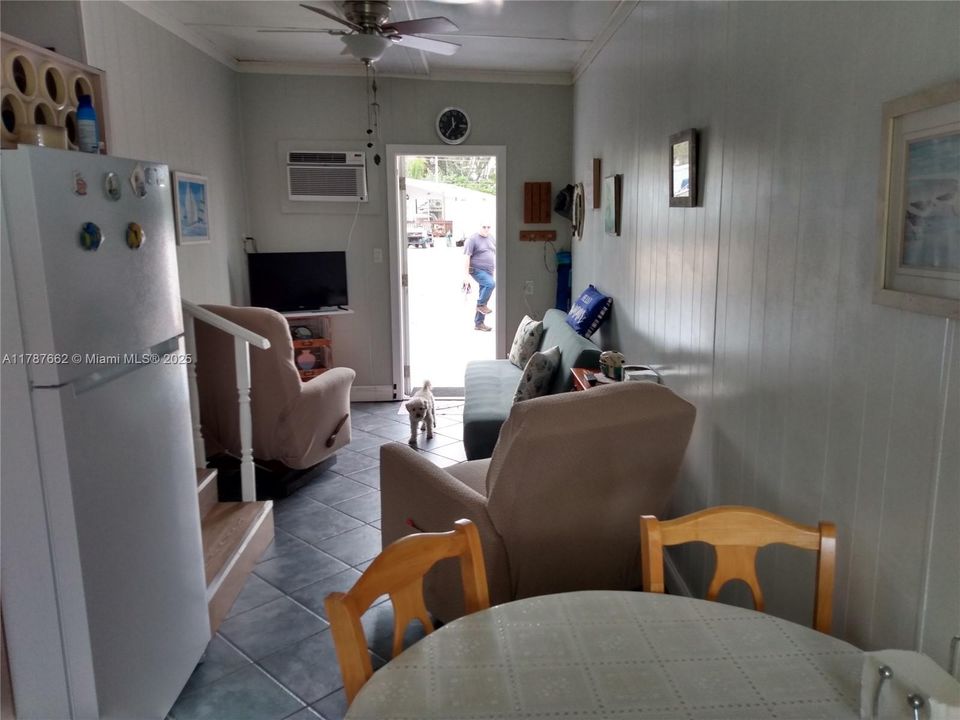 На продажу: $300,000 (2 спален, 1 ванн, 574 Квадратных фут)