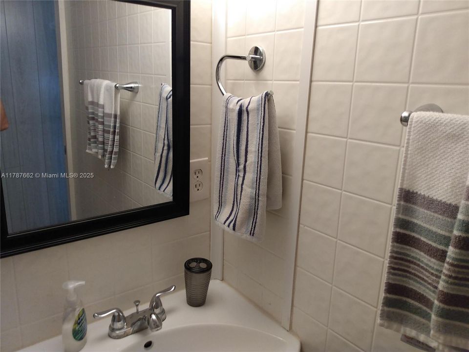 На продажу: $300,000 (2 спален, 1 ванн, 574 Квадратных фут)