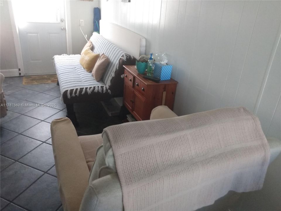 На продажу: $300,000 (2 спален, 1 ванн, 574 Квадратных фут)