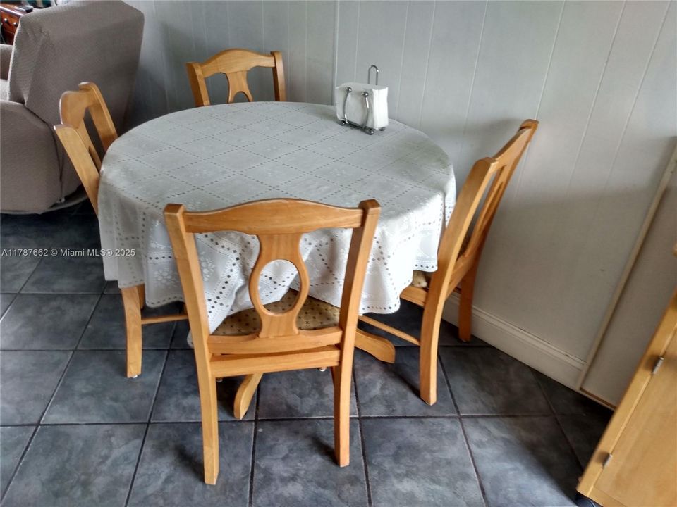 На продажу: $300,000 (2 спален, 1 ванн, 574 Квадратных фут)