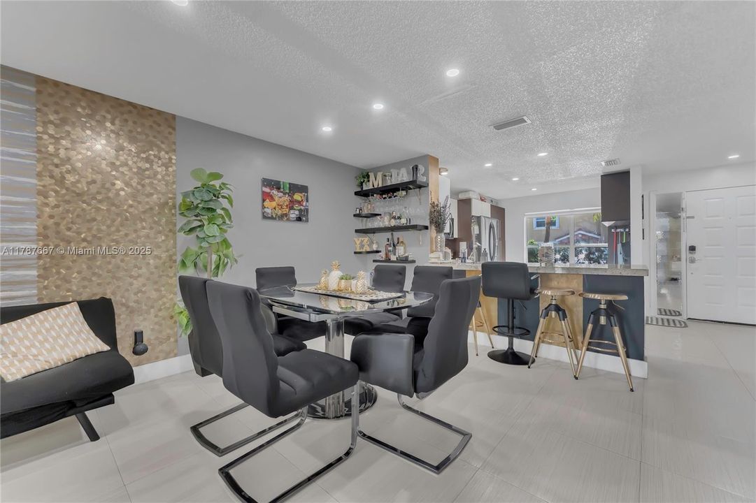 Recently Sold: $470,000 (3 beds, 2 baths, 1430 Square Feet)