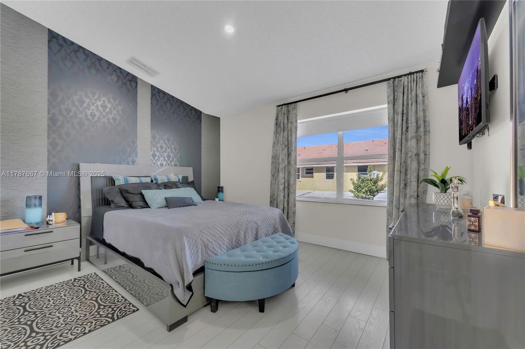 Recently Sold: $470,000 (3 beds, 2 baths, 1430 Square Feet)