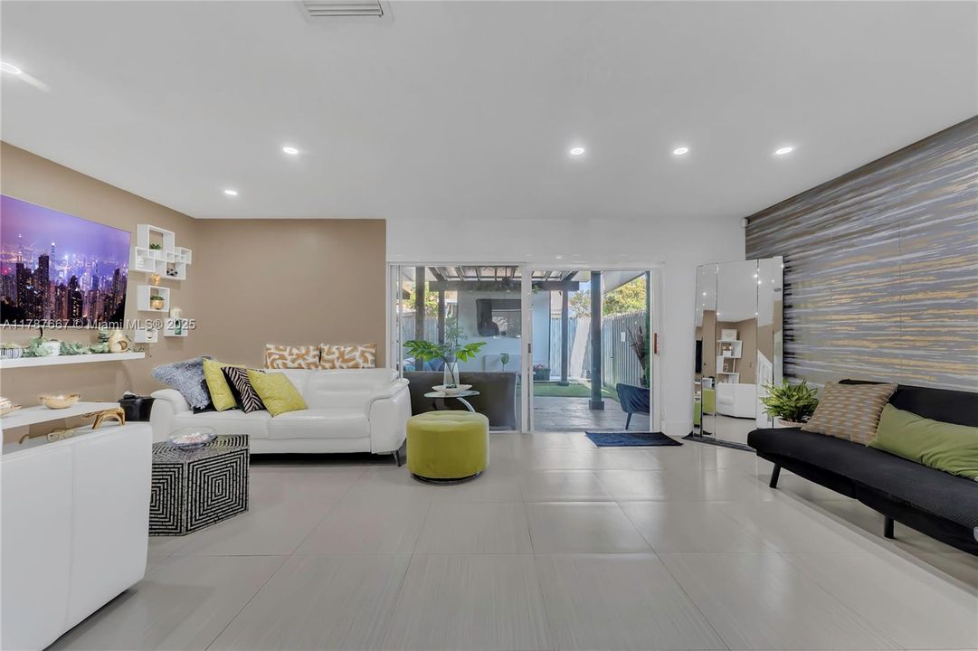 Recently Sold: $470,000 (3 beds, 2 baths, 1430 Square Feet)