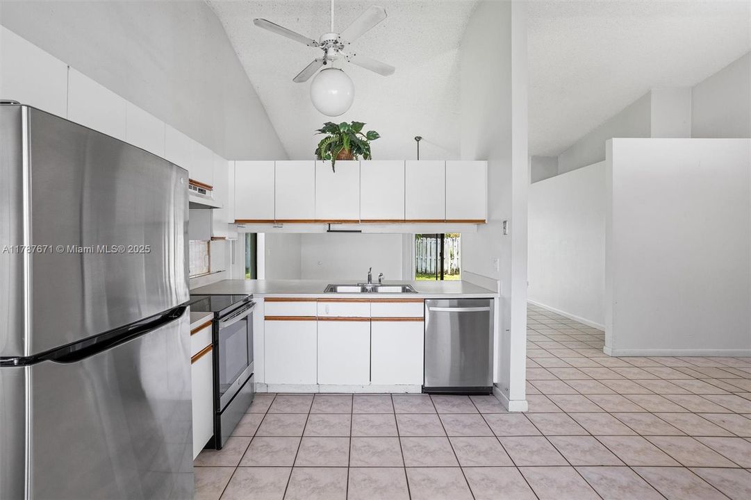 Recently Sold: $365,000 (2 beds, 2 baths, 1230 Square Feet)