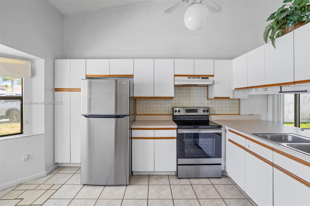 Recently Sold: $365,000 (2 beds, 2 baths, 1230 Square Feet)