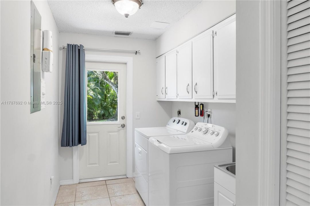 Recently Sold: $775,000 (4 beds, 3 baths, 3073 Square Feet)