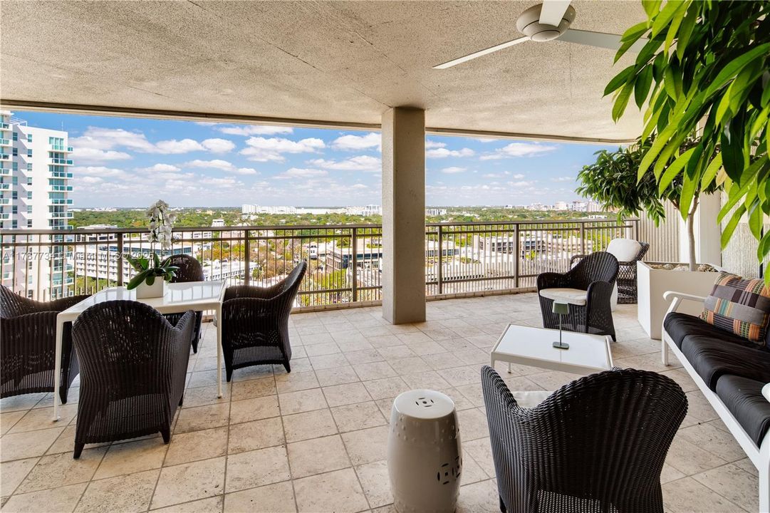 Недавно продано: $1,699,000 (2 спален, 2 ванн, 1587 Квадратных фут)