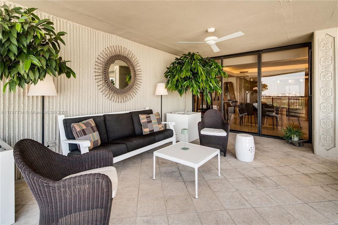 Недавно продано: $1,699,000 (2 спален, 2 ванн, 1587 Квадратных фут)