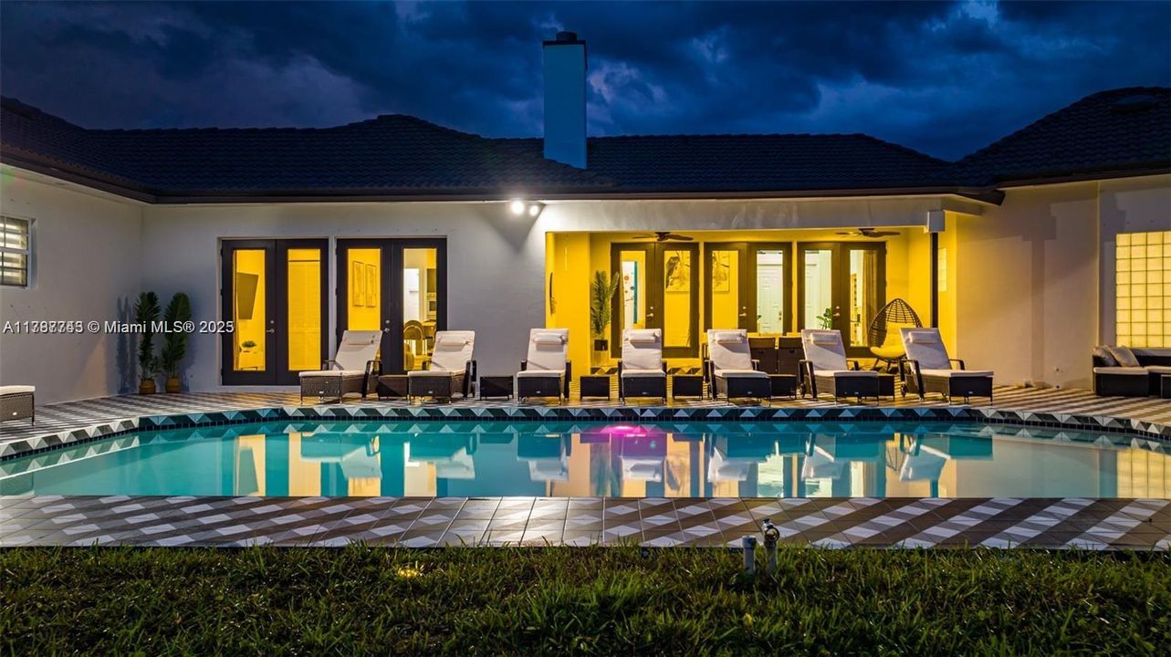 Recientemente alquilado: $9,995 (6 camas, 4 baños, 3259 Pies cuadrados)