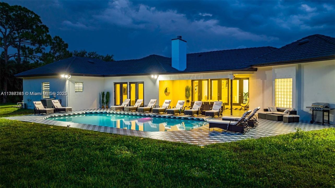 Recientemente alquilado: $9,995 (6 camas, 4 baños, 3259 Pies cuadrados)