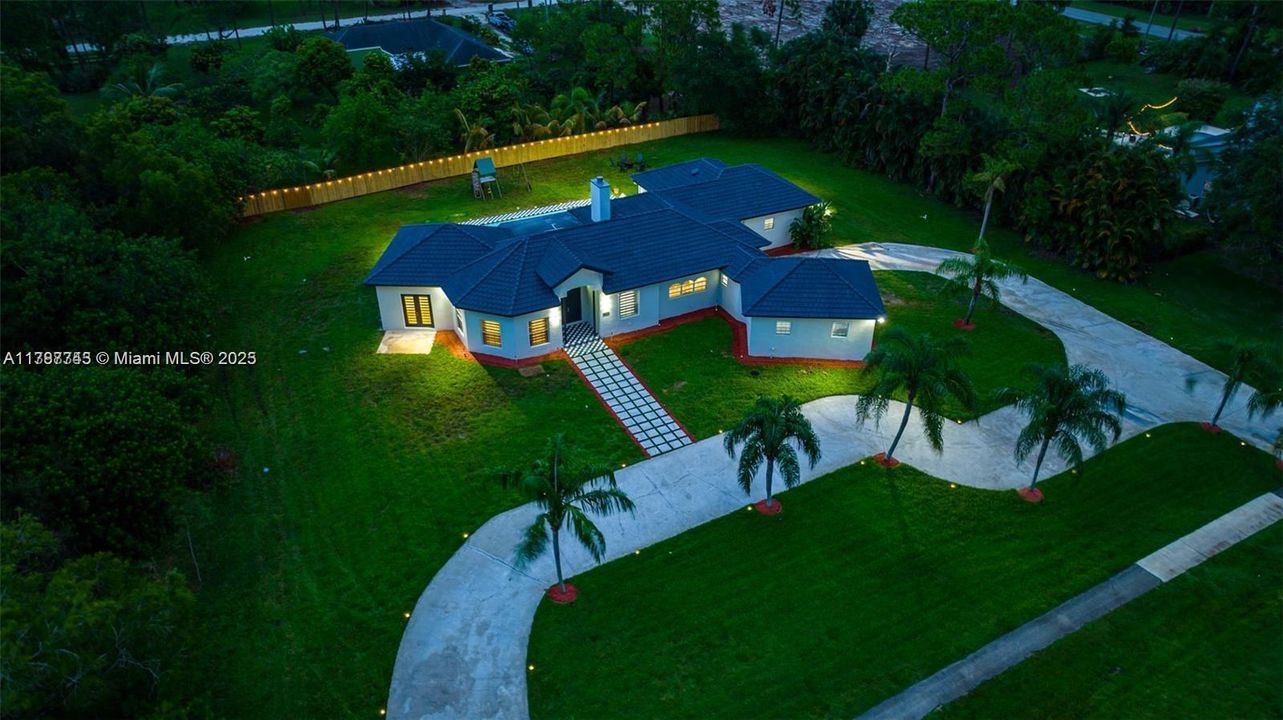 Recientemente alquilado: $9,995 (6 camas, 4 baños, 3259 Pies cuadrados)