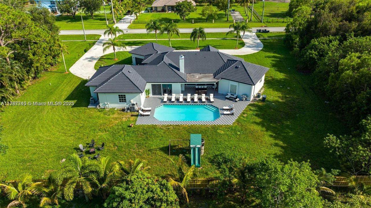 Recientemente alquilado: $9,995 (6 camas, 4 baños, 3259 Pies cuadrados)