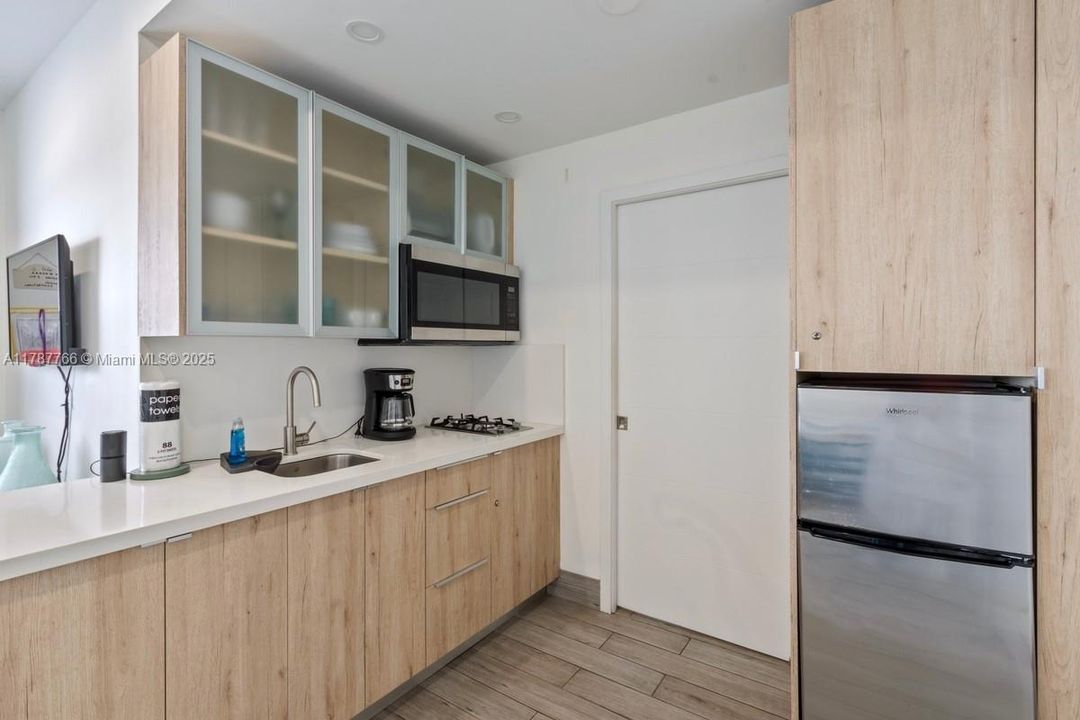 For Sale: $469,000 (1 beds, 1 baths, 410 Square Feet)