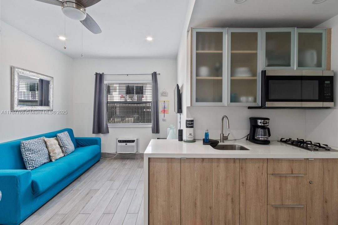 For Sale: $469,000 (1 beds, 1 baths, 410 Square Feet)