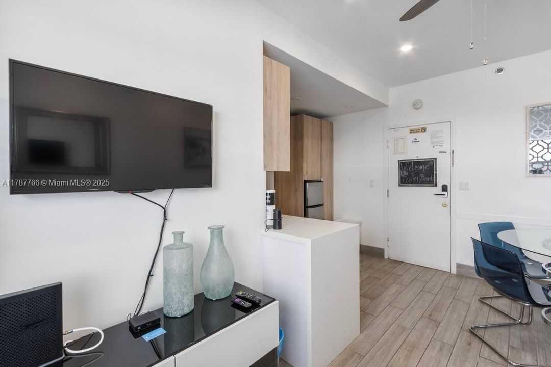 For Sale: $469,000 (1 beds, 1 baths, 410 Square Feet)