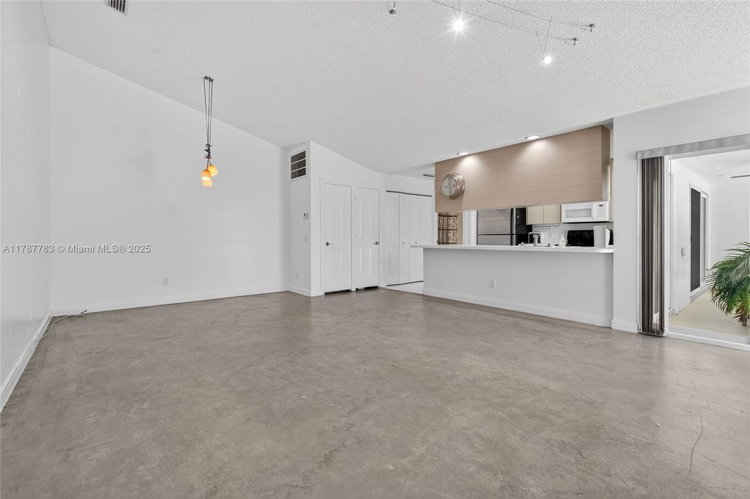 Recently Sold: $359,900 (2 beds, 2 baths, 1152 Square Feet)