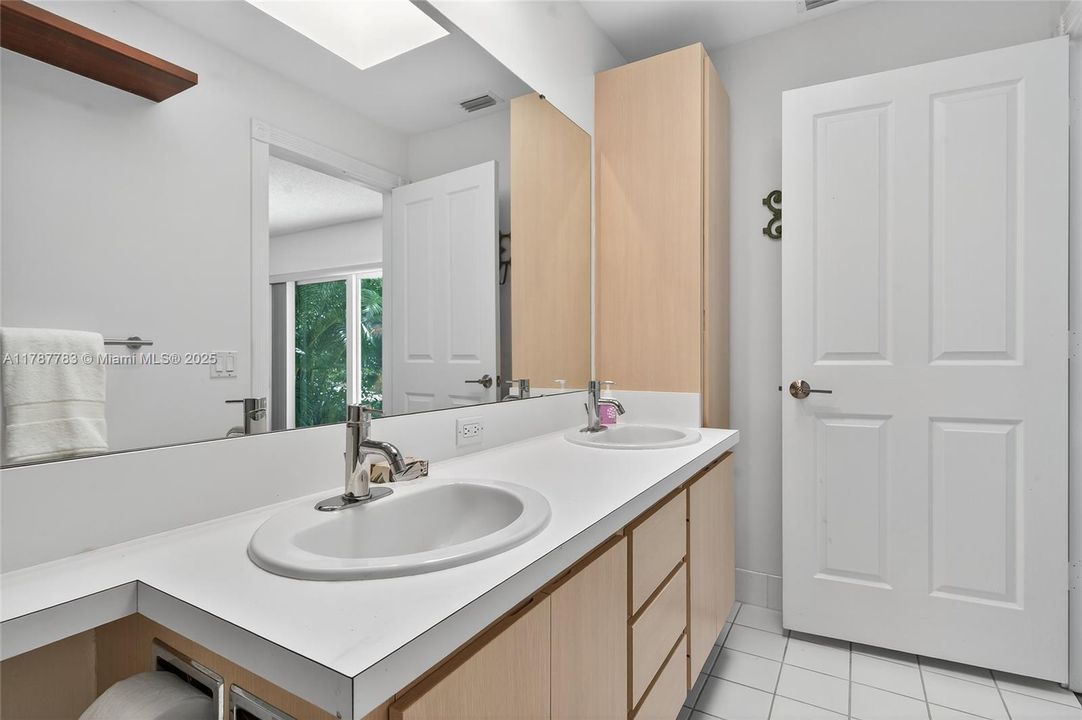 Recently Sold: $359,900 (2 beds, 2 baths, 1152 Square Feet)