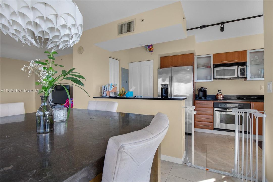 For Sale: $579,999 (2 beds, 2 baths, 1298 Square Feet)